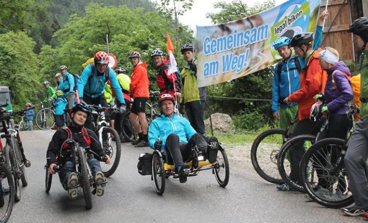 Ein Spalier für die freie Fahrt: In Klaus wurde demonstriert. Foto: Egelseder