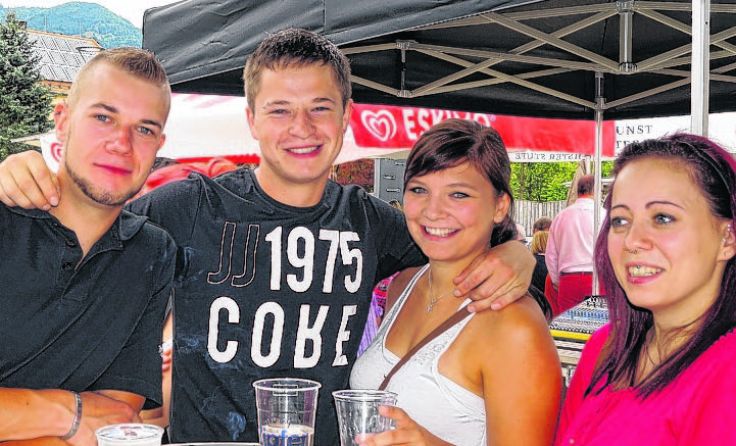 Auch die Jugend lässt sich den Mollner Standerlmarkt nicht entgehen.