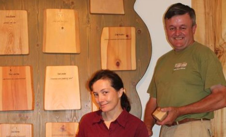 Anna und Franz Schmeißl mit Holztafeln und -würfeln Foto: Egelseder