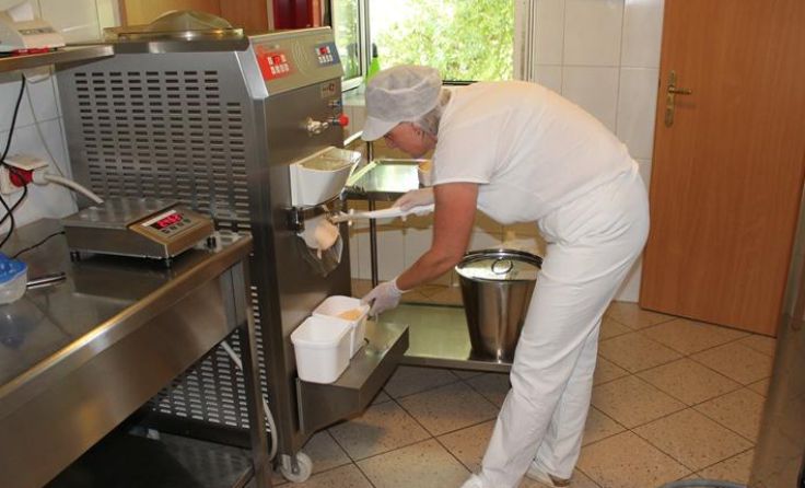 Erika Schröcker füllt das Marilleneis ab.