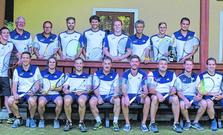 Die Sportler des Tennisvereins Klaus freuen sich über den doppelten Meistertitel.