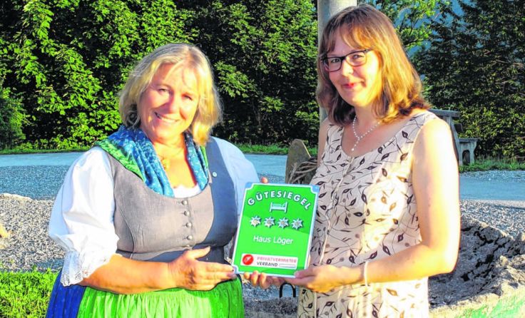 Obfrau Marianne Zöchbauer und Regionsvertreterin Edith Löger mit dem Gütesiegel, Foto: Löger