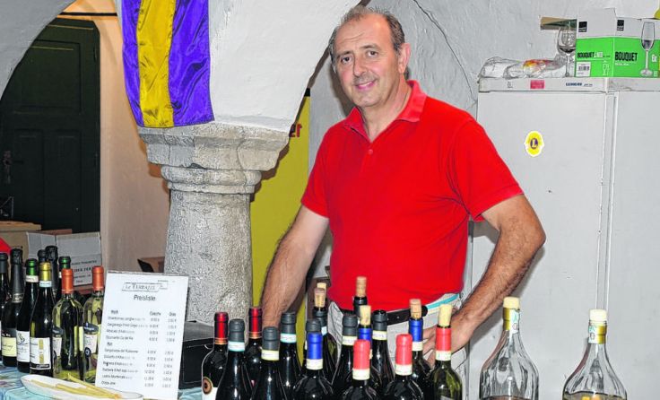 Italienische Winzer und Bauern bieten ihre Produkte beim Piemontfest an.