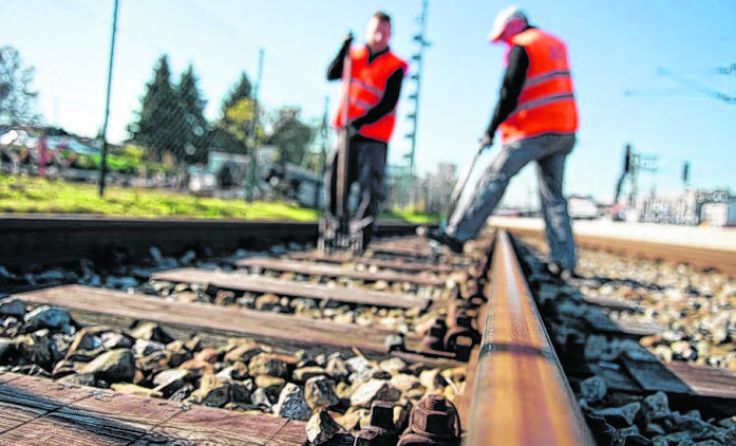 Auch Arbeiten am Schotterbett werden durchgeführt. Foto: ÖBB