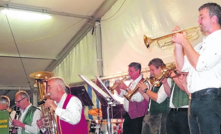 Die Fahrenden Dorfmusikanten laden zum stimmungsvollen Jubiläumsfest ein.