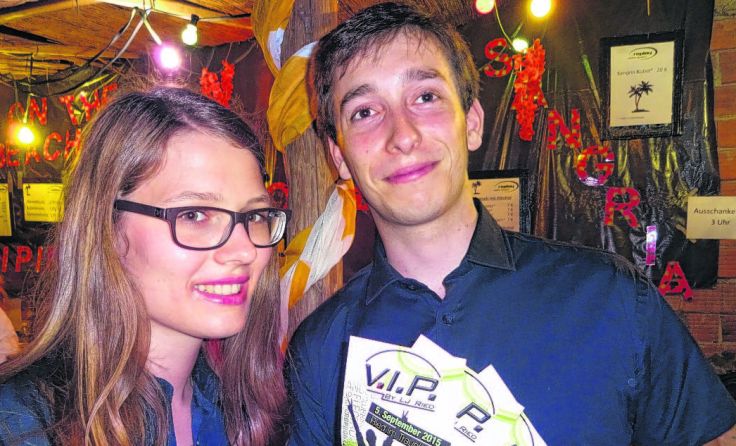 Mit Flyern wird eifrig geworben.