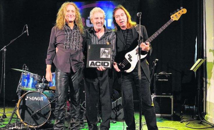 Die Musiker von ACID rocken im Lokschuppm in Klaus das Publikum.