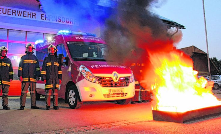 Feuerwehrkameraden der FF Ehrnsdorf mit dem neuen Fahrzeug