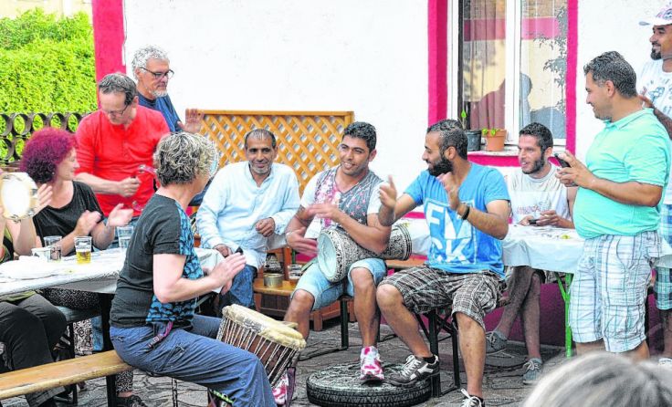 Beim Grillfest im Gästehaus tauschten sich Asylwerber und Bürger aus.