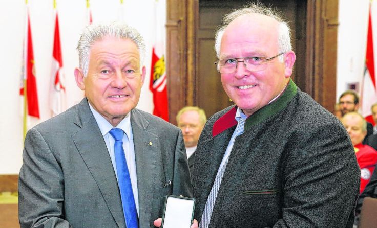 Wilhelm Englstorfer erhielt das silberne Verdienstzeichen. Foto: Land OÖ/Stinglmayr