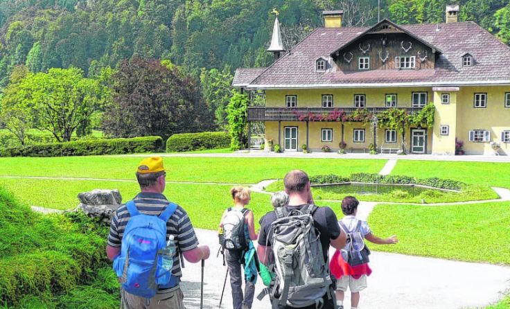 Ein Wanderführer aus Steyrling führt beim Stiegelwandertag durch den Ort.