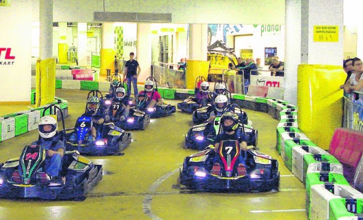 Die Jungen Roßleithner stiegen aufs Gaspedal ihrer E-Gokarts.