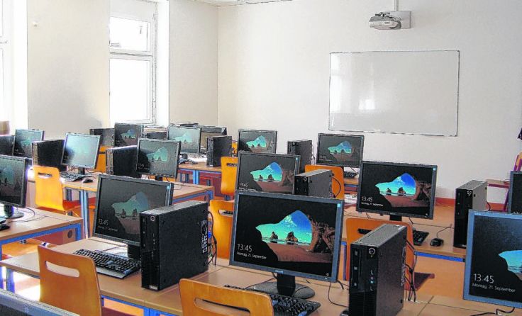 Informatikraum mit neuester Technik