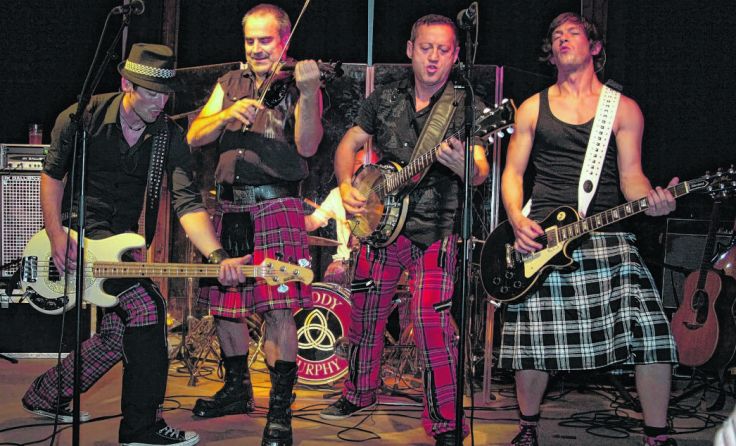 Die Folk-Rebellen von Paddy Murphy stürmen die Lokschuppm-Bühne.