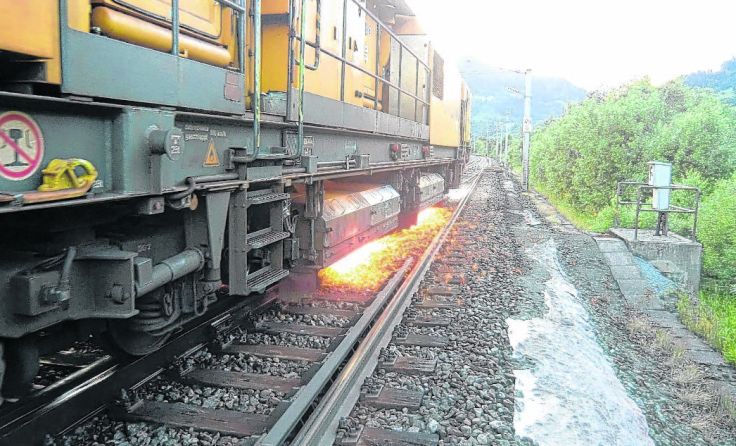 In einer Nacht schafft der „Speno" Schleifzug etwas mehr als drei Kilometer. Foto: ÖBB