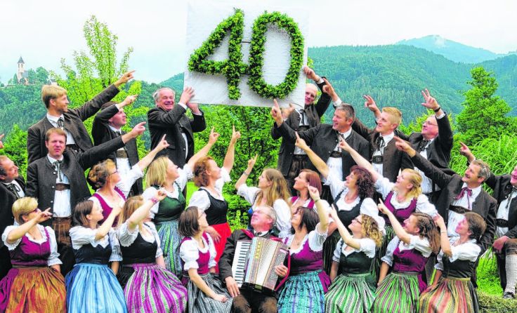Die Volkstanzgruppe Micheldorf zeigt beim Jubiläumsheimatabend ihr Können.