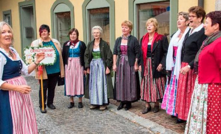 Mehr als zehn Gastchöre sangen beim Platzlsingen zum Jubiläum des Singkreises. Foto: Jack Haijes