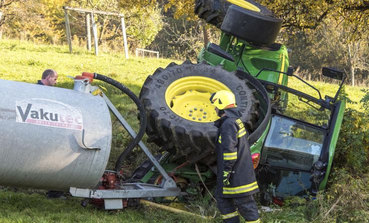 Der Traktor ist umgestürzt. Foto: Haijes