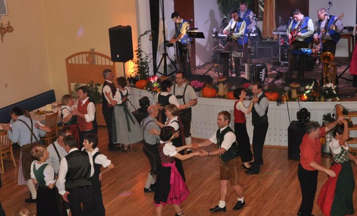 Beim Martinitanz in der Dorfstub‘n Inzersdorf wird das Tanzbein geschwungen. Foto: Egelseder