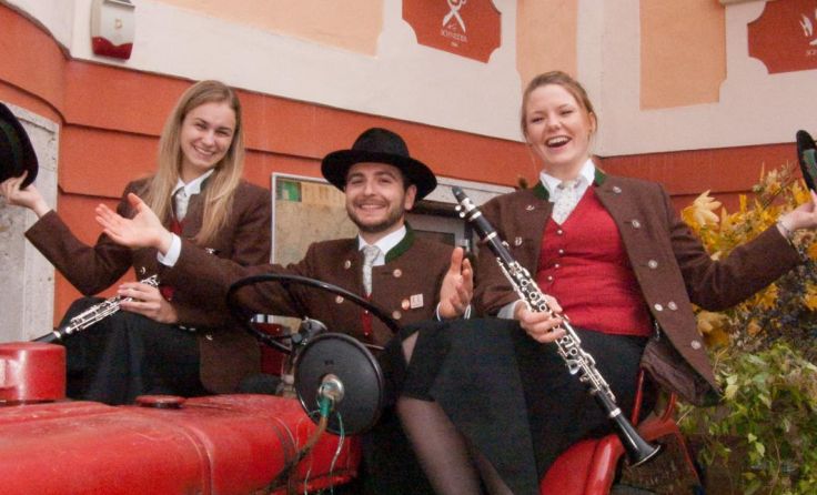 Carina Aigner, Thomas Stöger und Stefanie Aigner (v. l.) laden zum Herbstkonzert.