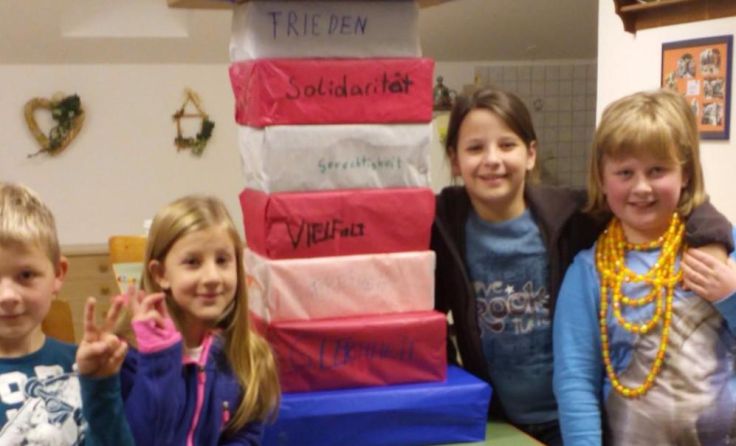 Die Mollner Kinderfreunde mit ihrem Leuchtturm