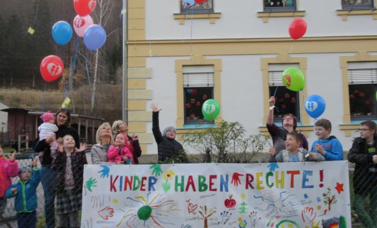 Die Kinderfreunde Klaus-Steyrling-Kniewas ließen ihre Forderungen fliegen.