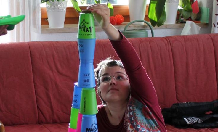 Elisabeth muss sich strecken, um das „Leckerli“ auf dem Turm zu platzieren. Foto: Egelseder