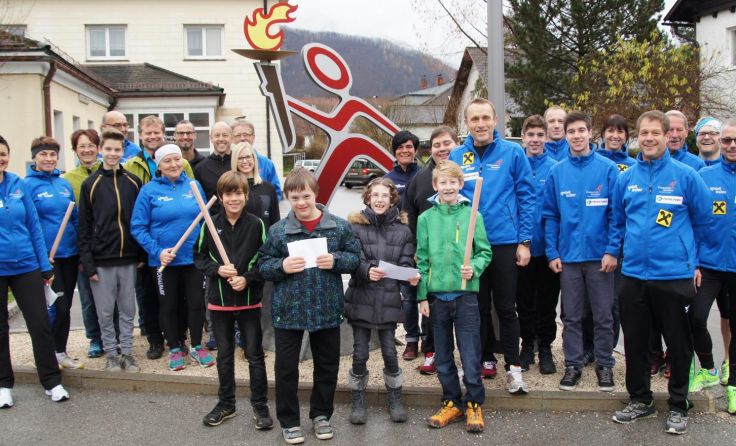 Das Team „Friedenslicht – Marathon Molln“ erfüllt Julia und Florian einen Wunsch.