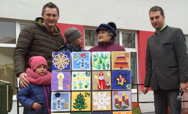 In Micheldorf wurden besondere Adventskalender für den guten Zweck versteigert.