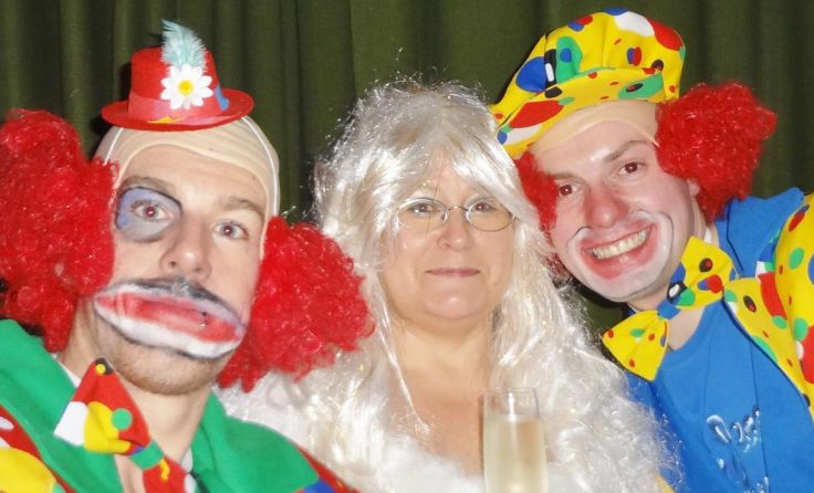 Beim Roßleithner Maskenball sind viele bunte Masken zu sehen.
