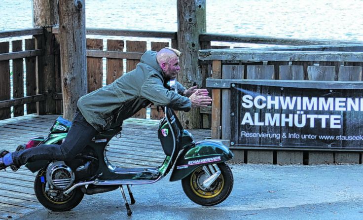 Günter Schachermayr plant einen Stunt unter Wasser im Stausee in Klaus.