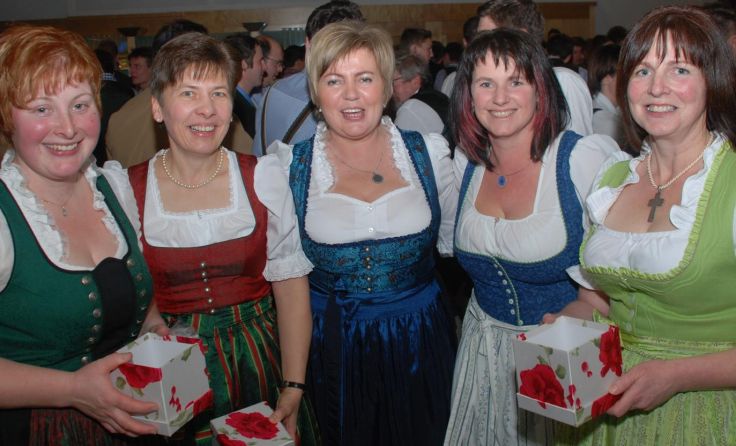 Bezirksbäuerin Sonja Kiniger (Mitte) verkaufte mit Ortsbäuerinnen die Tombolalose.