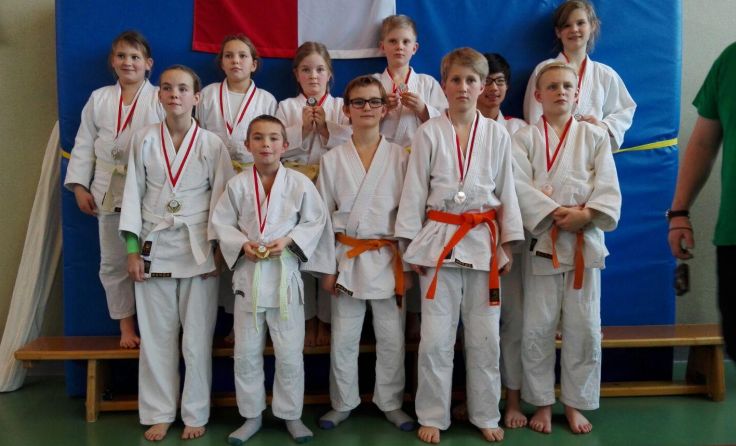 Die Judokas des Judovereines Micheldorf sind auf ihre Medaillen stolz.