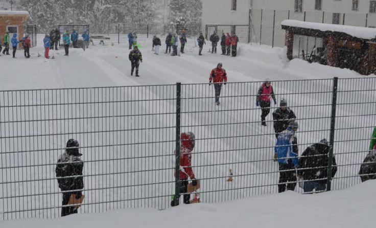 Das Eisstockschießen auf der vereisten Sportanlage in Rosenau war spannend.