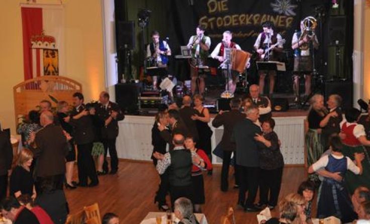 Die Ballbesucher tanzten zur Musik von den Stoderkrainern. Foto: Egelseder