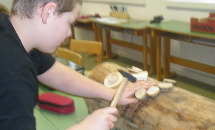 Bernhard aus der vierten Klasse der VS Steinbach arbeitet an der Skulptur.