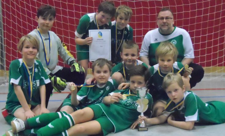 Stolz zeigt die Micheldorfer U10-Mannschaft ihren Pokal und ihre Medaillen.