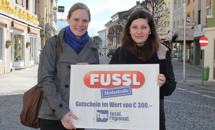 Tips-Redakteurin Susanne Egelseder mit Gewinnerin Sarah Weiermayer (r.)