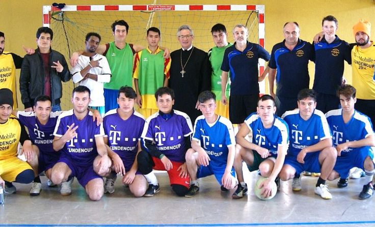 Asylwerber mit Abt Ambros (Mitte) und FCS-Obmann Gerhard Strasser (5. v. r.)
