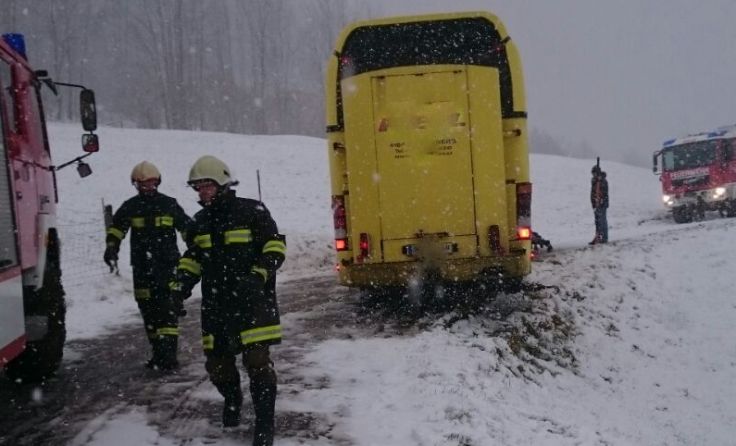 Der Bus wurde mittels Winde aus dem Straßengraben gezogen. Foto: FF Molln