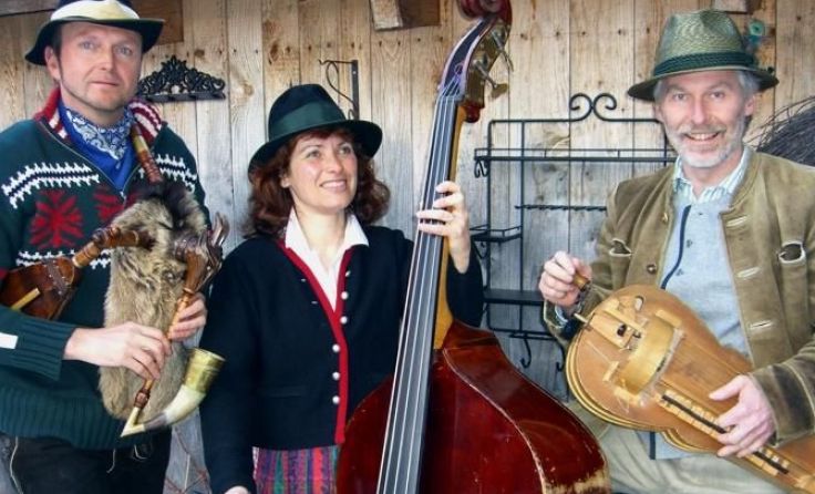 Die Dudelsackmusik von Almtal Bordun stimmt musikalisch auf den Frühling ein.