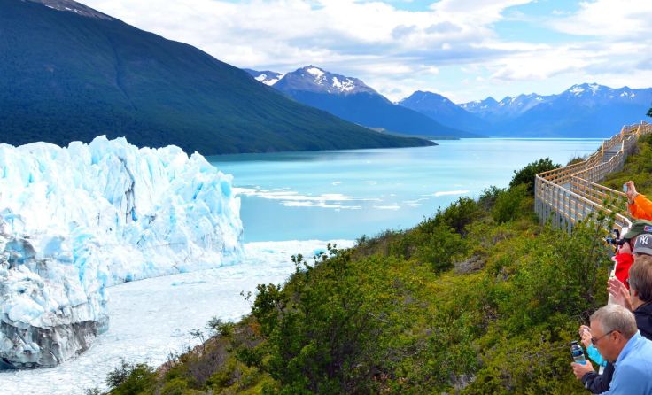 Fernreisen mit dem Flugzeug und einem Bus vor Ort wie in Patagonien sind beliebt.