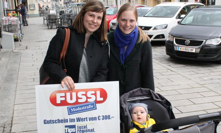 Lydia Tannhäuser (l.) mit ihrem Sohn Leo und Tips-Redakteurin Susanne Egelseder
