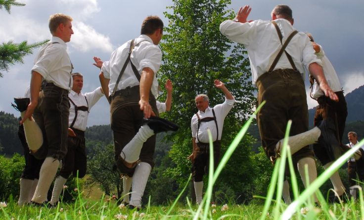 Die Volkstanzgruppe Micheldorf bietet einen kostenlosen Kurs für Anfänger an.