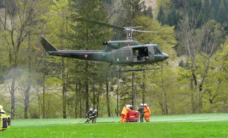 Die Feuerwehren befüllten die Löschbehälter der Hubschrauber. Foto: Jack Haijes