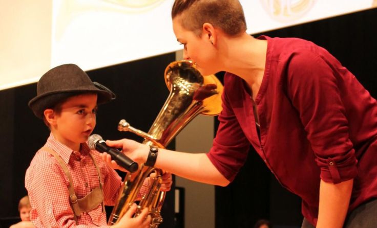 Jakob Pöchacker (l.) erklärt Dagmar Gressenbauer das Tenorhorn.