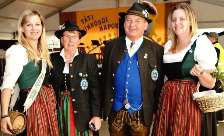 Oberschützenmeister August Kerbl mit hübscher Begleitung in Tát (Ungarn)