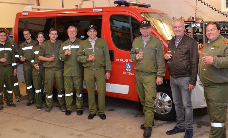 Auf das neue Mannschaftstransportfahrzeug wurde angestoßen. Foto: FF Breitenau