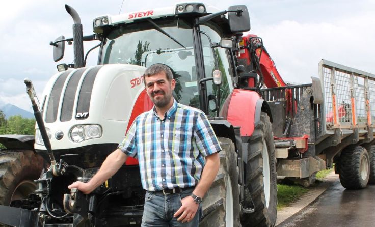 Ortsbauernobmann Andreas Fischereder vor dem Traktor und Rückewagen, Foto: Egelseder