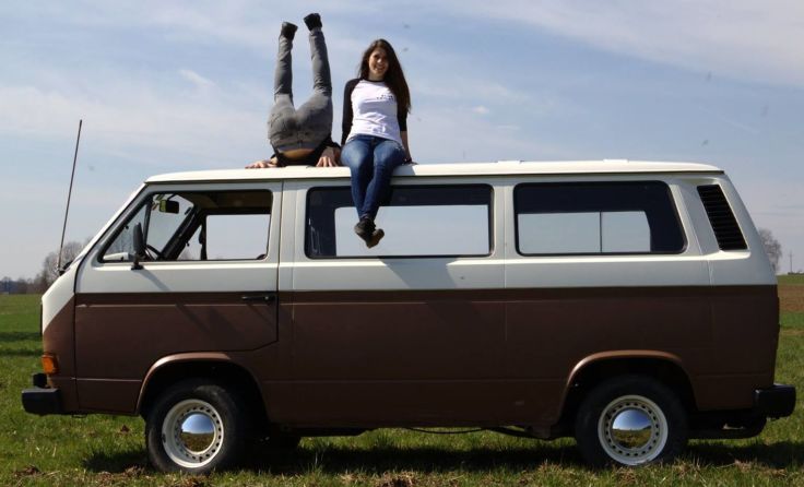 Sabrina Hufnagl (r.) und Stefan Ablinger freuen sich auf ihr Leben im VW Bus.